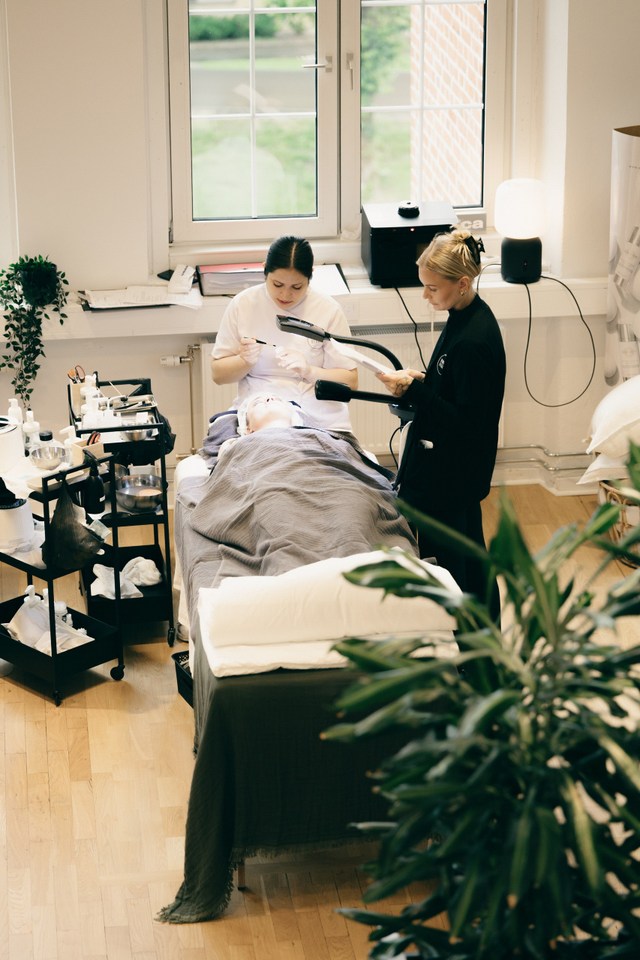 Ansiktsbehandling på Nordic Beauty Academys skönhetsskola i Mölndal under handledning